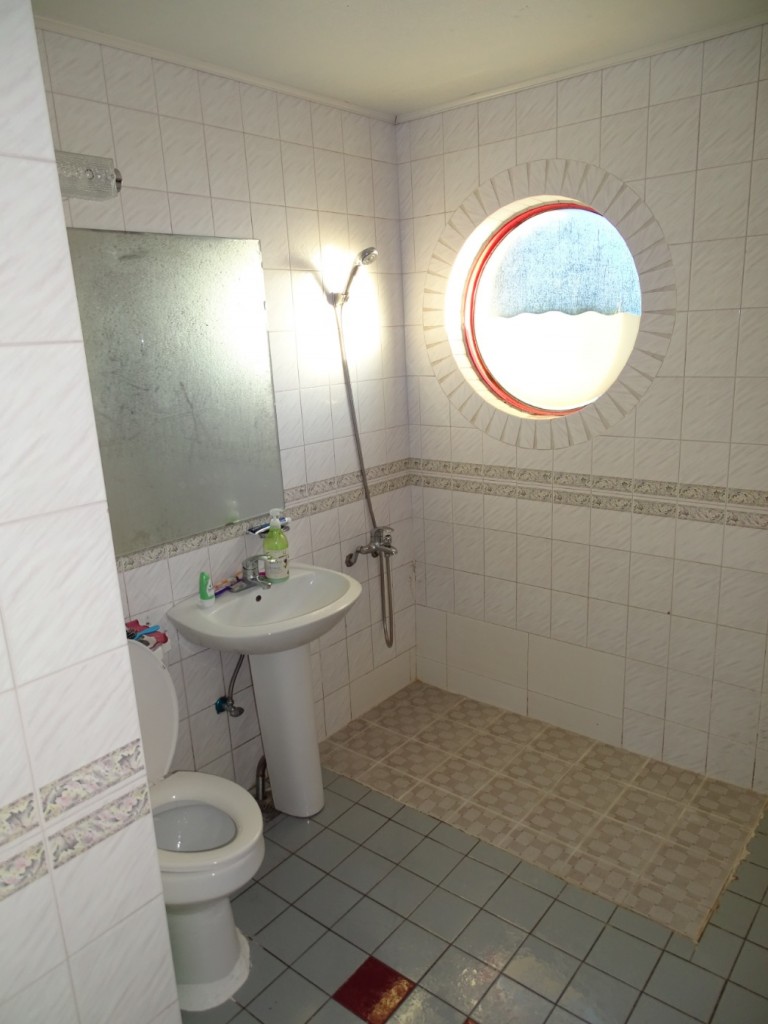 ...der Hinweis macht Sinn wenn man ein koreanisches Bad kennt, denn hier duscht man sich auf dem Badezimmerboden.