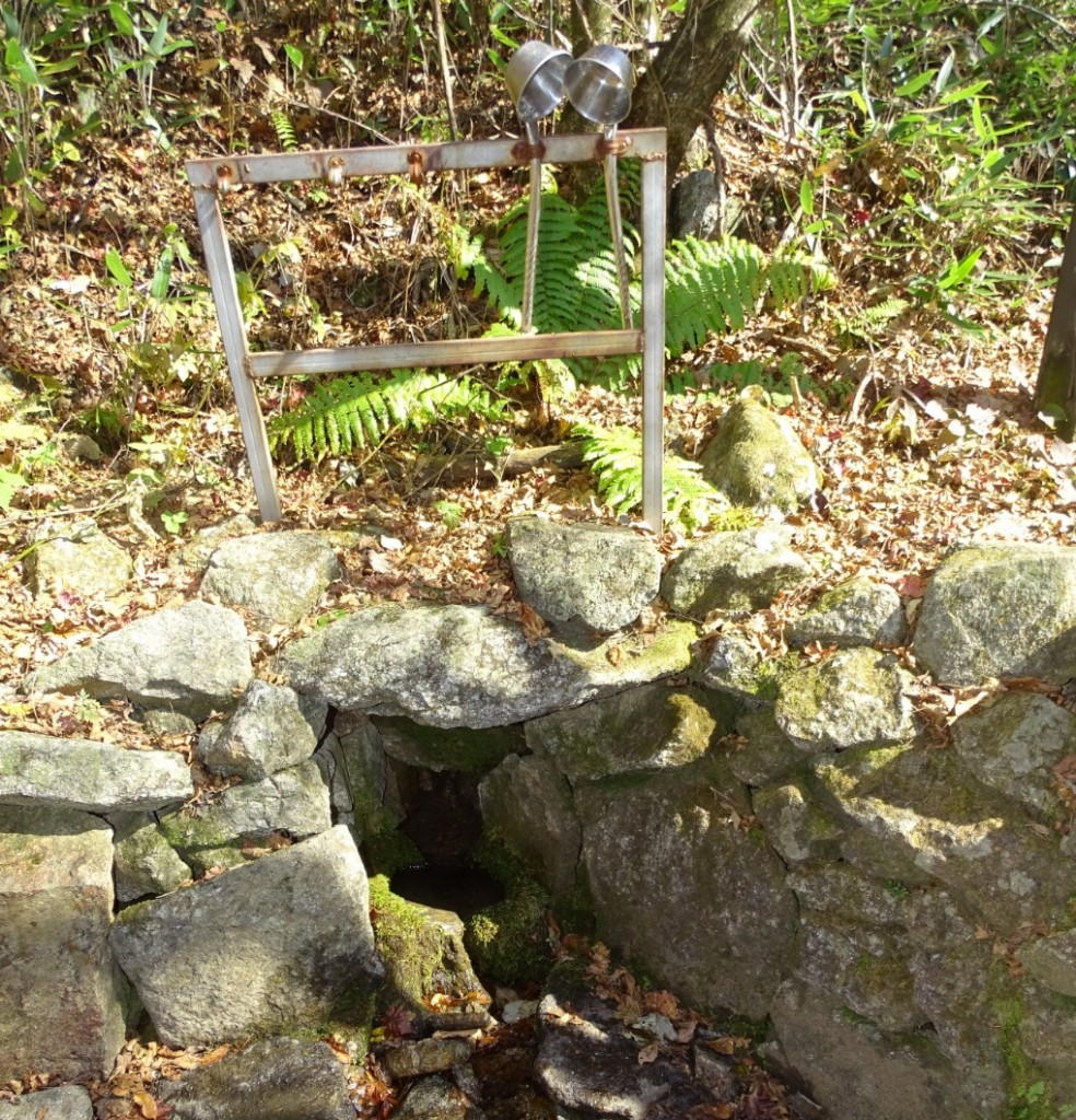 Und um Wasser aus einer Quelle zu schöpfen hängen Wasserkellen bereit