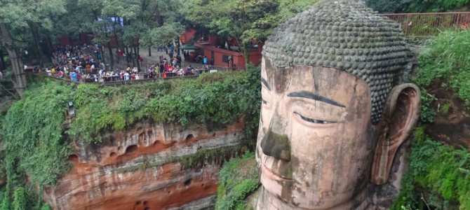 Im Menschenstau um den Giant Buddha in Leshan