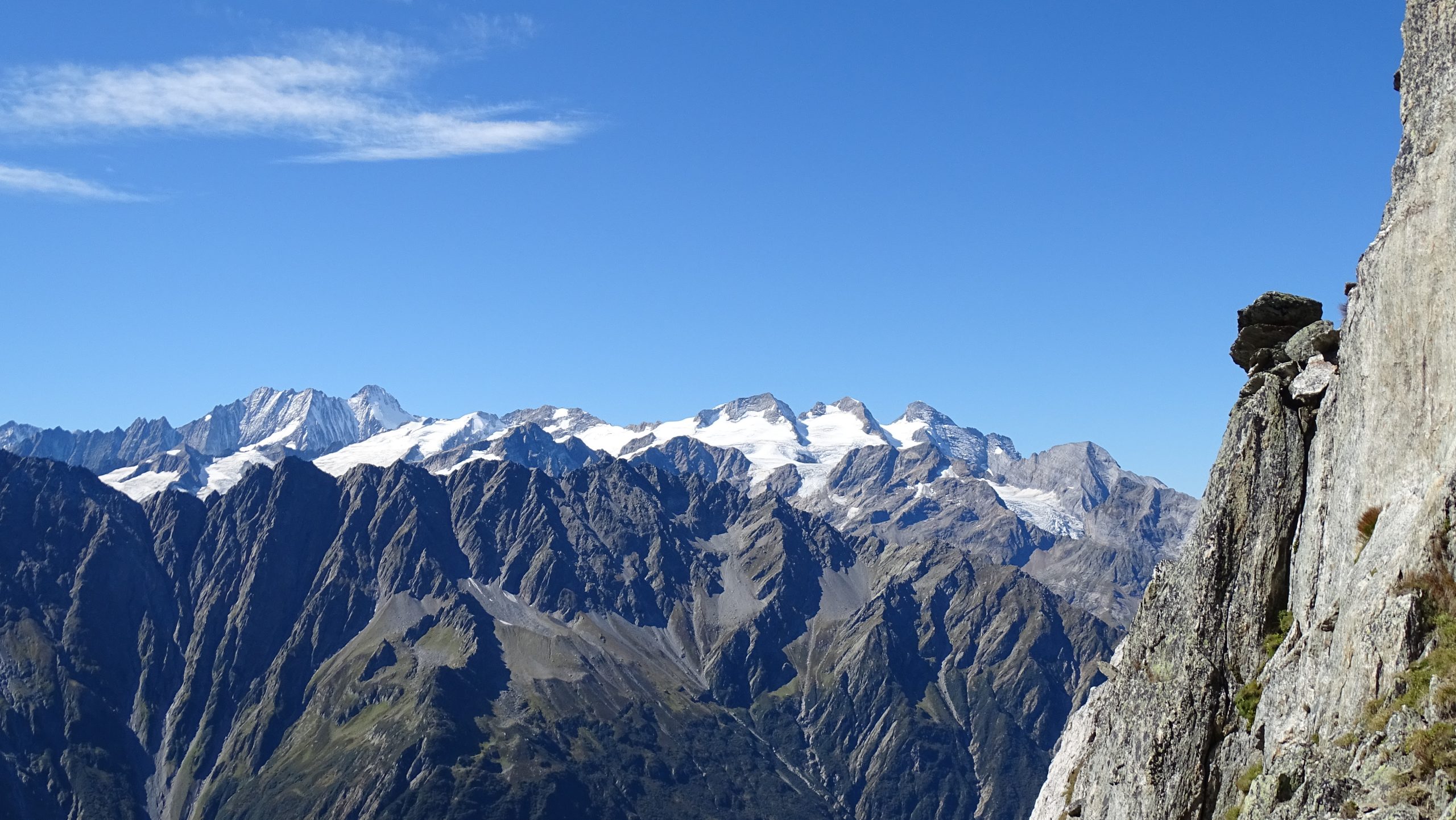 Ein sehr langer Tag, wir wandern von Guttannen über den Furtwangsattel in die Trift und weil kein Bähnli mehr fährt hinab nach Furen am Sustenpass