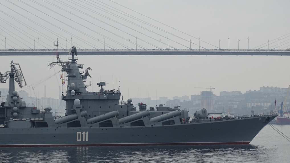 Russisches Kriegsschiff vor der riesigen Hängebrücke im Haven von Vladivostock