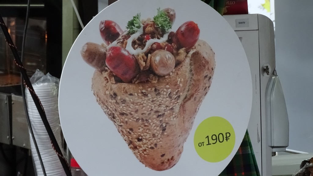 Sieht nicht nur lecker aus, ist es auch. Aussen Brot, innen Würstchen mit Kartoffelstock und das für 2.75 Sfr.