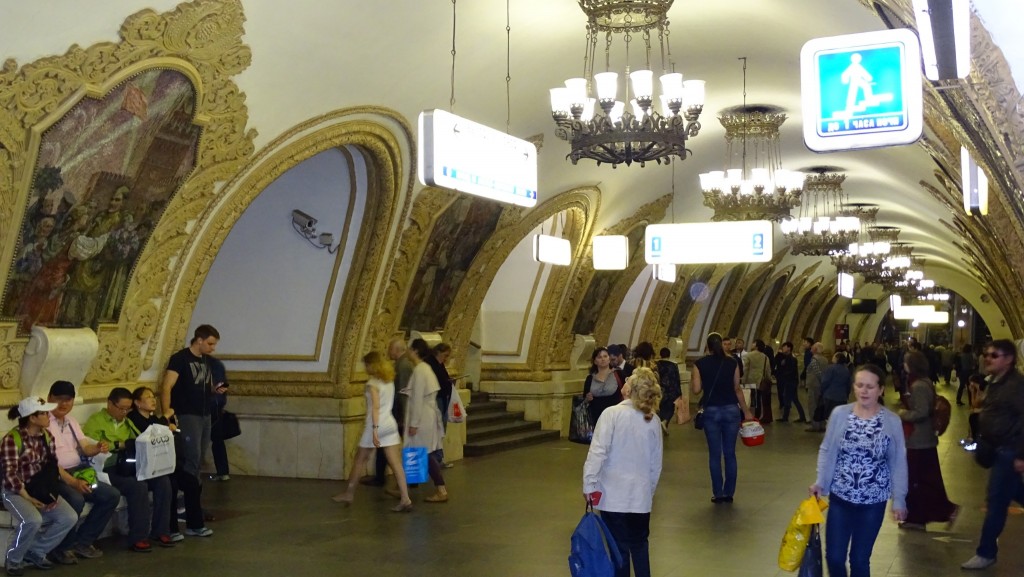 Nicht der Eingang zu einem Theater, wir sind hier in einer U-Bahnstation.