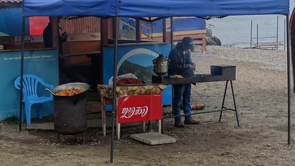 Und während der Pilav mit viel Knoblauch im Kessel gart, werden unsere Schaschlik auf der Holzkohle zubereitet.