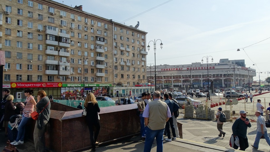 Emsiges Treiben vor dem Jaroslawskaya Bahnhof wo die Züge der Transsib abfahren.