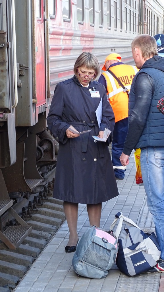 Unsere Provodniza kontrolliert das Billett eines neuen Reisenden.