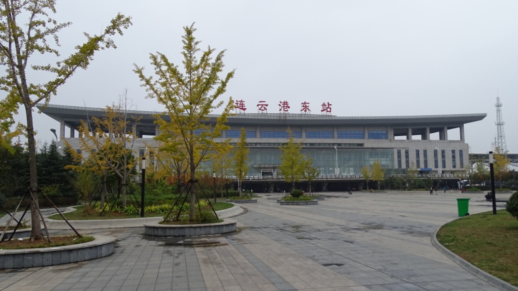 Das Bahnhofgebäude von Lianyungang ist riesig, vor allem wenn man bedenkt, dass pro Tag nicht einmal 20 Züge abgefertigt werden