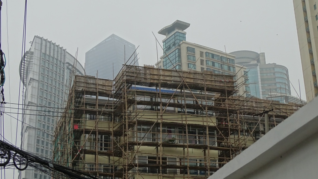 Ein seltener Anblick in China - hier wird ein Gebäude renoviert und nicht einfach abgebrochen und neu gebaut