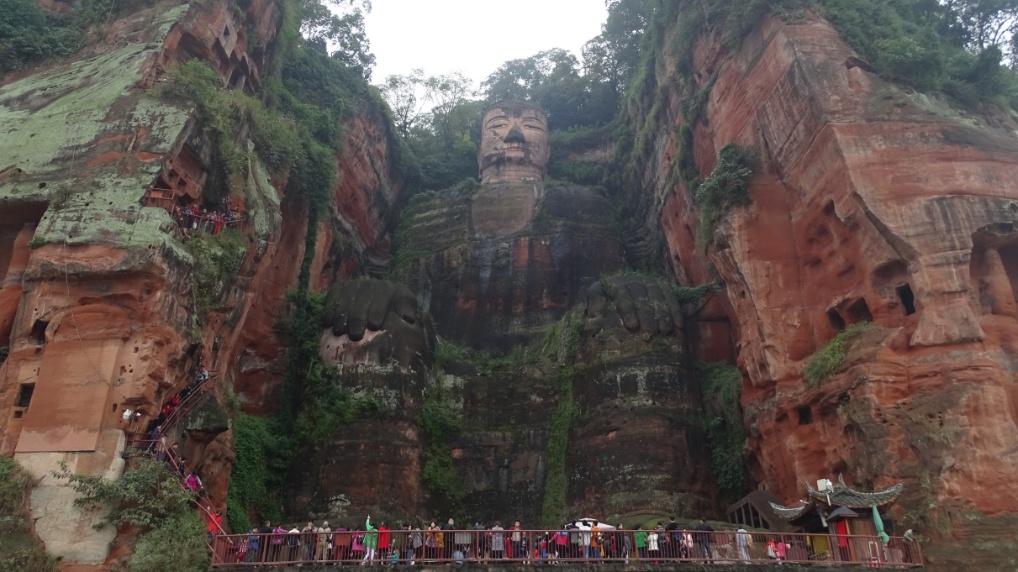 Ob auf den Schiffen oder zu Fuss, der Giant Buddha von Leshan ist ein beliebtes Ausflugziel - vor allem am Sonntag
