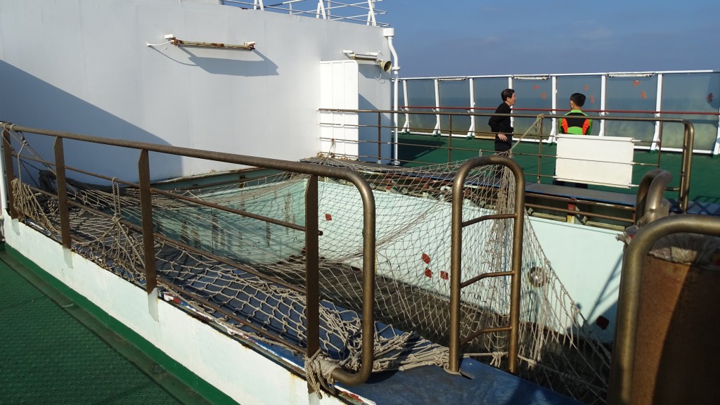 So wie der Pool auf dem Sonnendeck, so hat auch unser Schiff seine besten Zeiten schon lange hinter sich gelassen