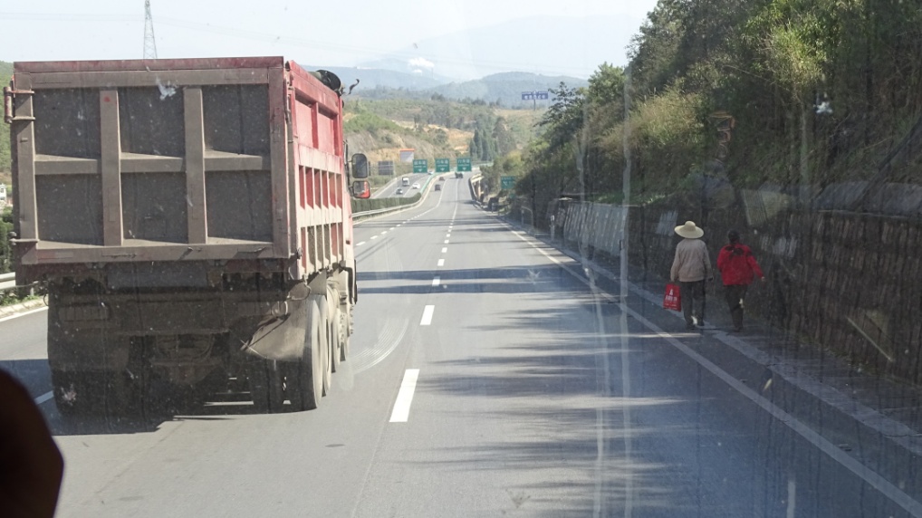 Fussgänger auf der Autobahn - normal in China. Vielleicht ist das einer der Gründe wieso die Chinesen prinzipiell auf der linken Spur unterwegs sind