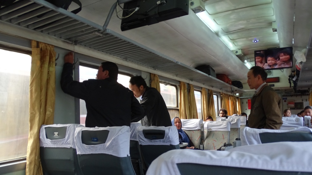 Anscheinend fahren auf jedem Zug eine ganze Menge von Angestellten mit, hier wird ein Vorhang während der Fahrt repariert