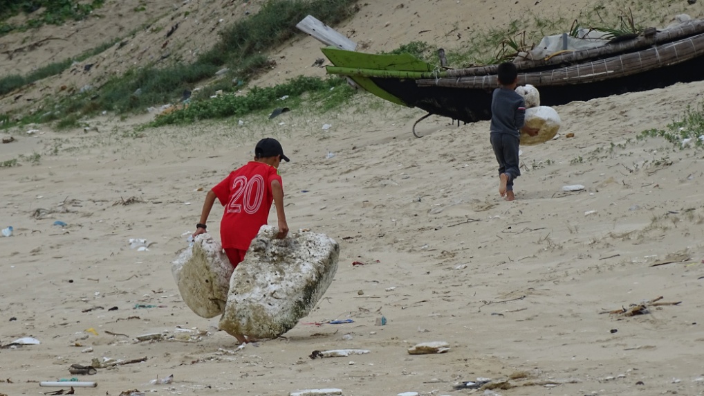 Anscheinend kann Stiropor wiederverwewndet werden, denn den sammeln die beiden Kinder auf dem Strand ein