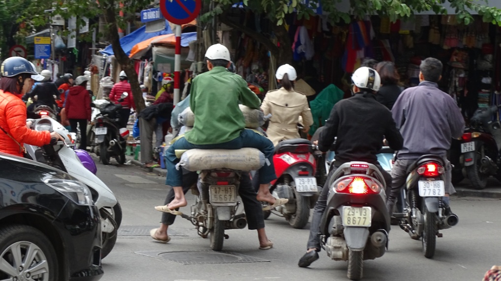Die Kategorie der Motorräder ist riesig. Hier ist leicht zu erkennen, dass die Ladung vor dem Passagier aufgeladen wurde