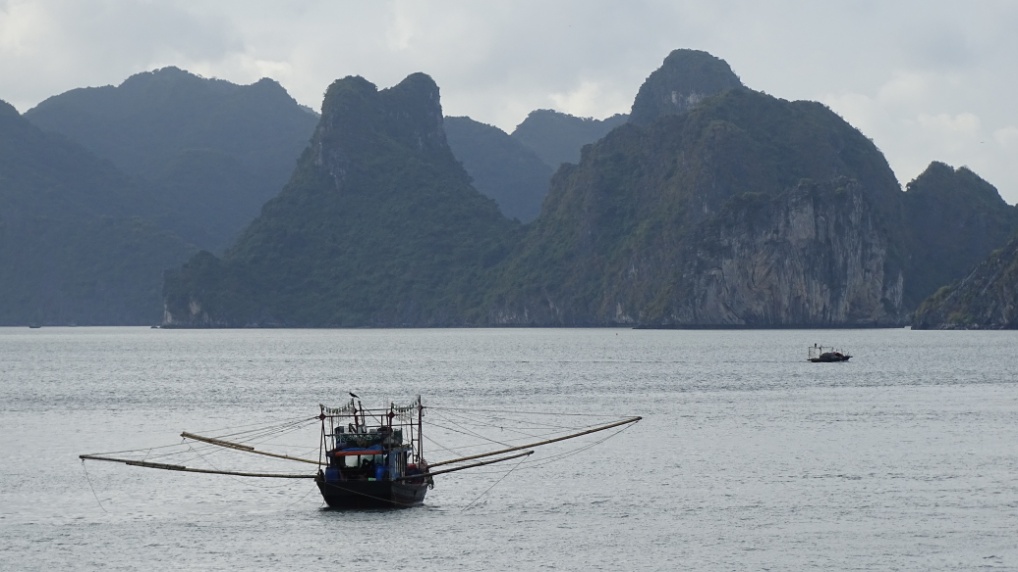 Nicht allen in der Ha Long Bucht geht es so gut wie uns - es gibt auch viele Fischer hier und die müssen arbeiten