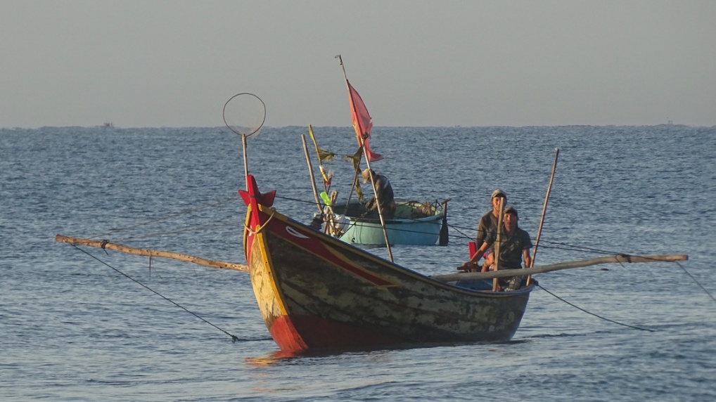 Die "Motorradfischer" suchen die Nähe der kleinen Fischerboote