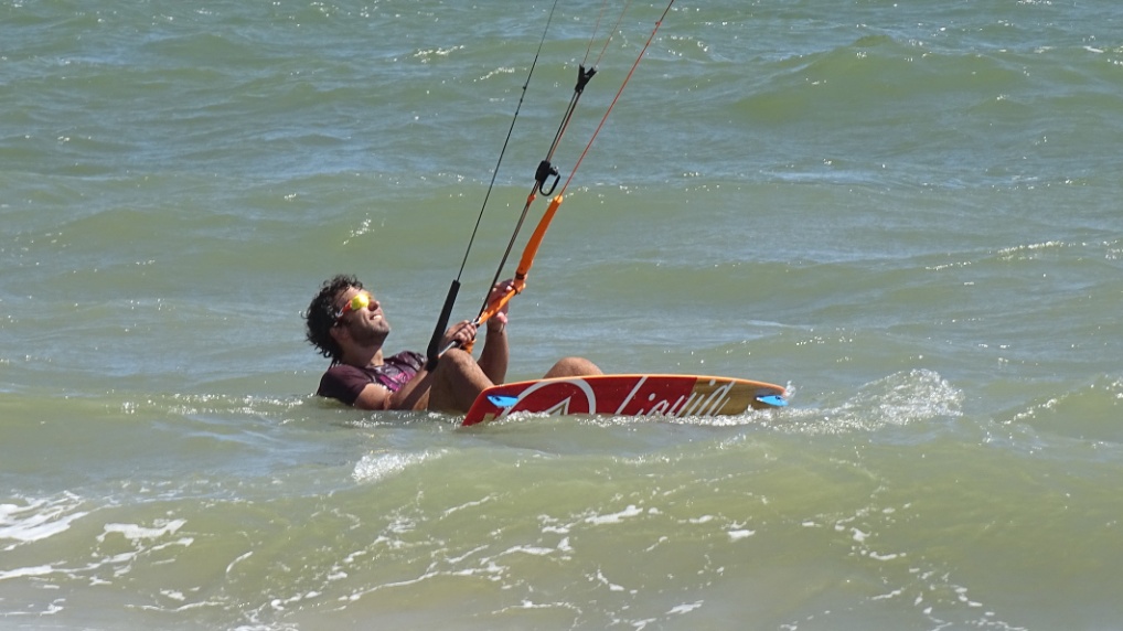 Ein Kite-Surfer macht sich zum Start bereit