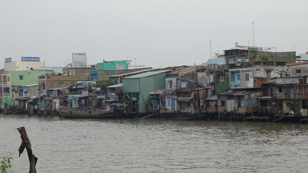 Die Häuser sind bis an respektive über den Mekong gebaut