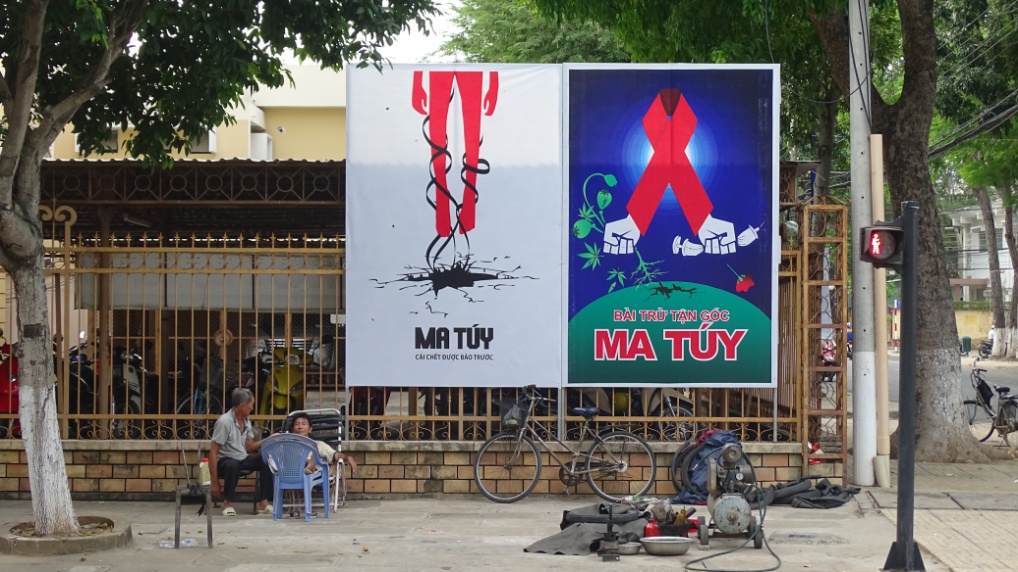 Plakate gegen den Konsum von Heroin sind im Mekongdelta häufig anzutreffen