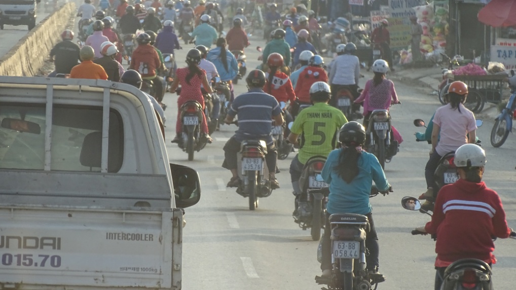 So sieht es auf einer Schnellstrasse von Saigon in Richtung Mekongdelta aus