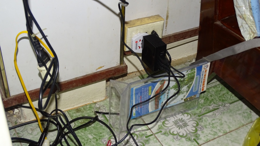 Auch die Stromversorgung muss leicht angepasst werden, da sonst die Stecker von selbst wieder herausfallen
