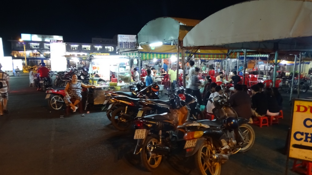 Wo es in Vietnam am Abend Roller hat, dort gibt es auch was zu essen