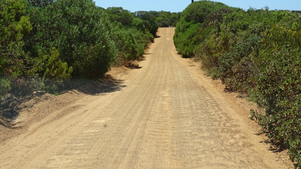 Viele Strassen auf Kangaroo Island haben keinen Belag; aber leider auf vielen Strecken "Wellblech"