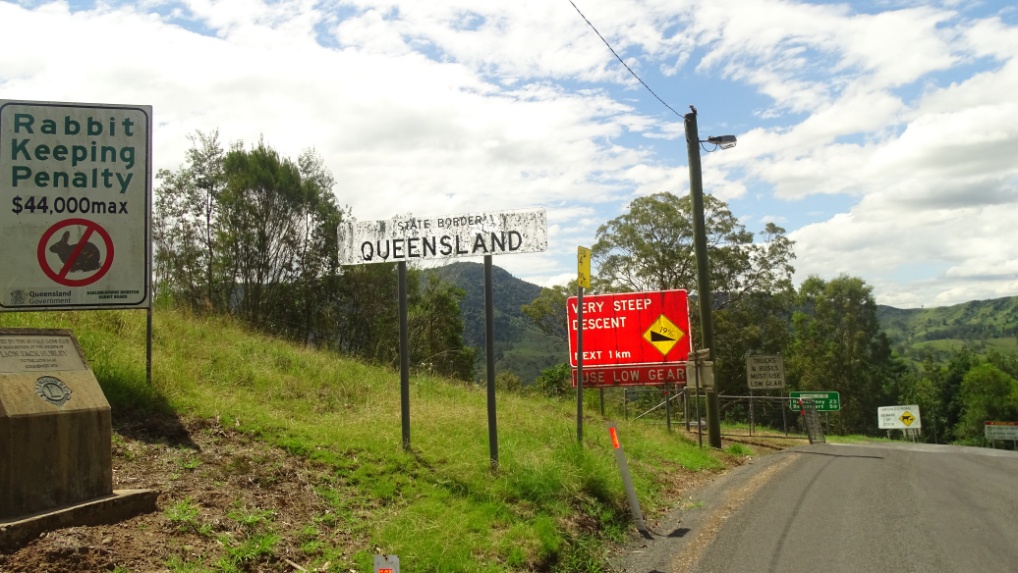 Der Schilderwald an der Grenze von NSW zu QLD weist darauf hin was nicht über die Grenze gebracht werden darf