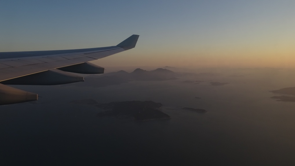 Im Landeanflug auf Hong Kong fliegen wir tief über die vorgelagerten Inseln