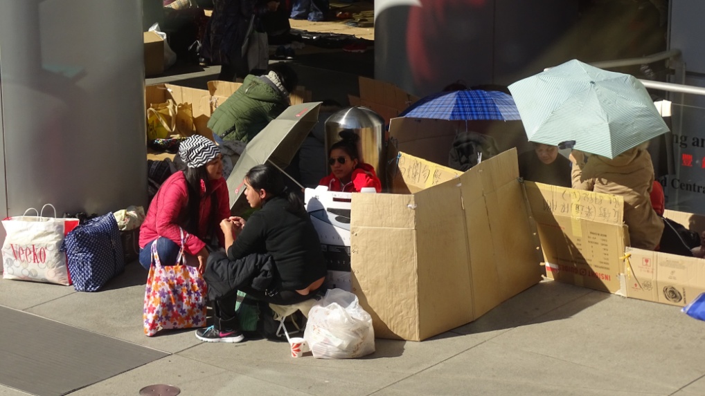 Verbringen die Anderen ihren Sonntag auf Kartonschachteln sitzend auf dem kalten Betoboden der Star Ferry